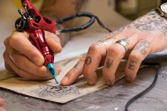Trasforma la tua capacità artistica, o la passione per i tatuaggi in una fantastica possibilità di lavoro.